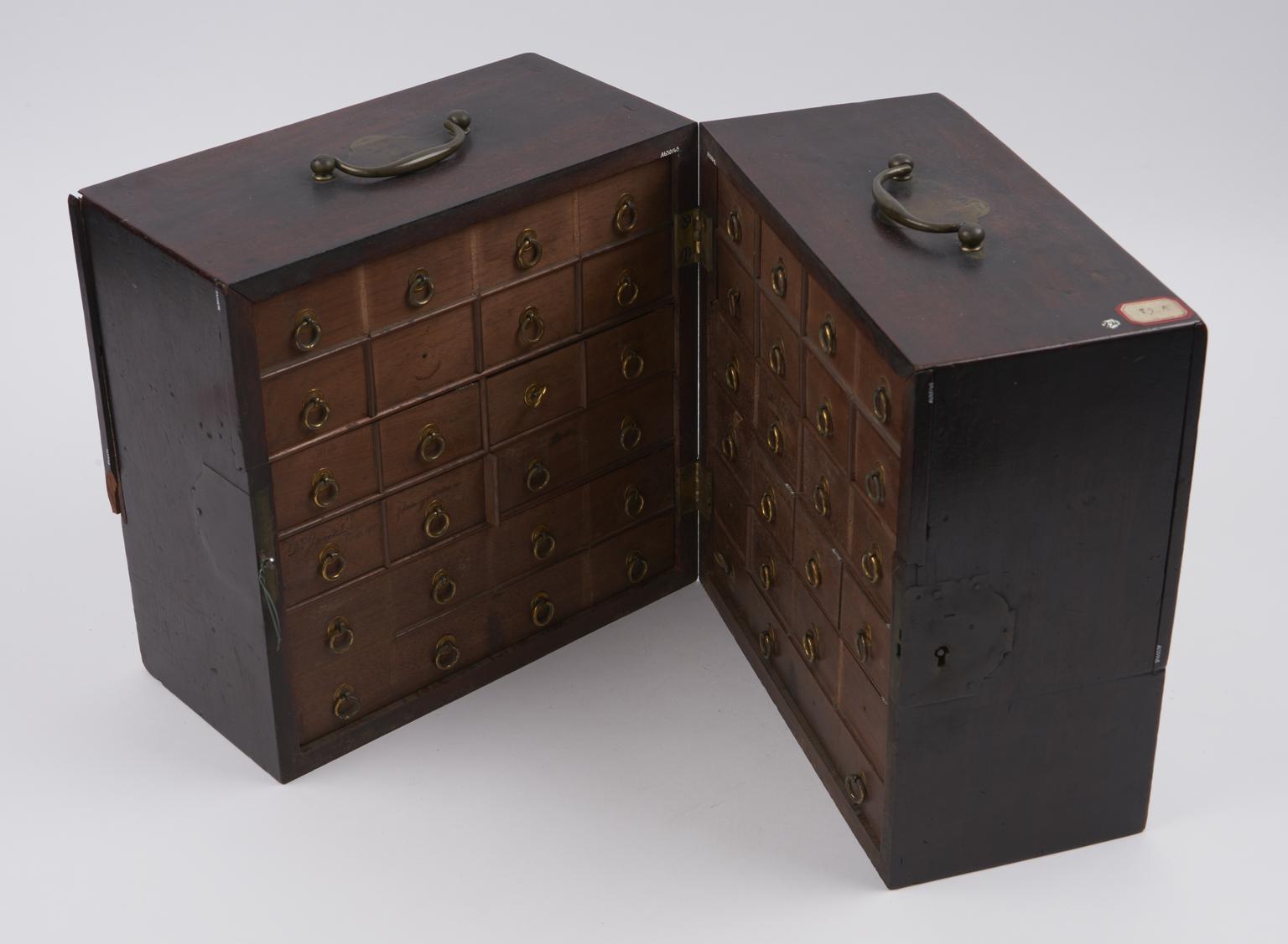 Medicine chest with book-style opening, 1770-1810 (medicine chest)